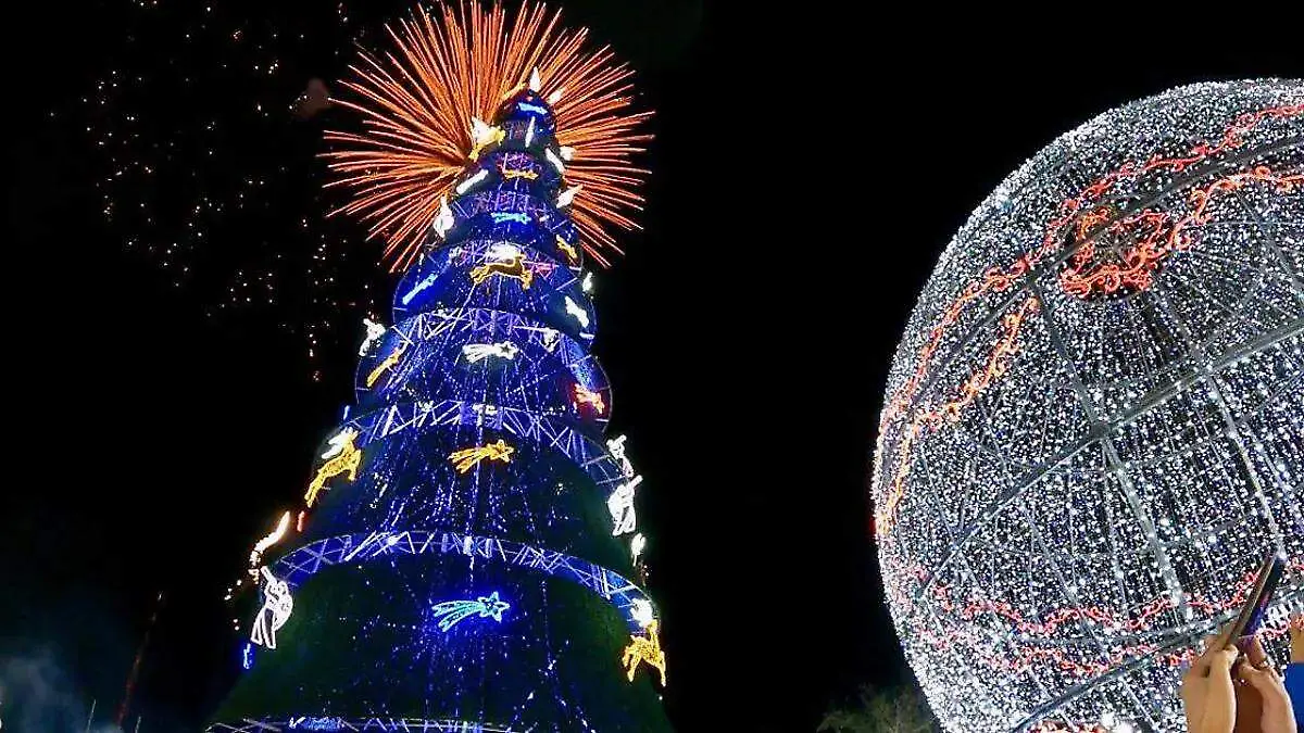 Arbol Navideño y Esfera Monumental Chignahuapan 2025