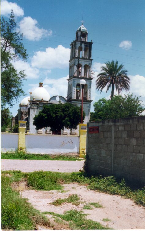 Otra vista de la Parroquia de San Pedro Apóstol