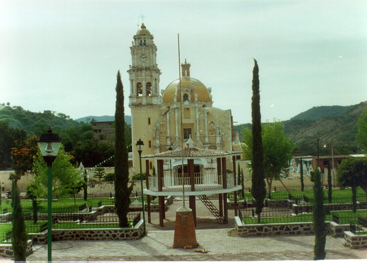 Kiosko y Parroquia de Teopantlán, Pue.