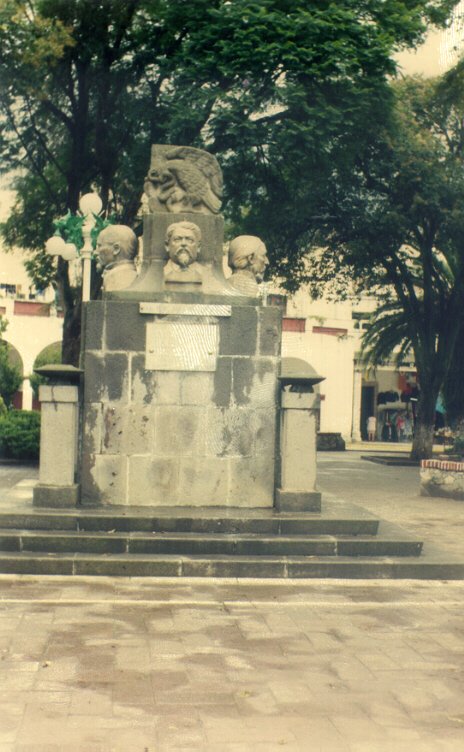 Monumento a Juan Crisóstomo, Juan N. Méndez y Juan Eco L.