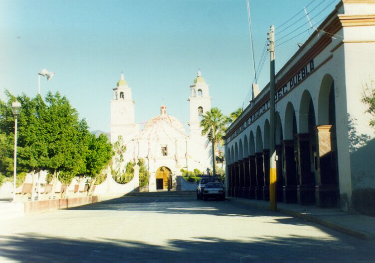 Vista del Palacio Municipal y la Parroquia de Zinacatepe, Pue.